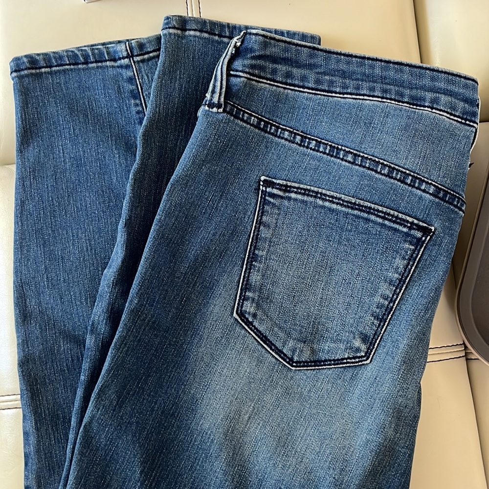 Universal Thread Woman’s Jeans 12/31R - Picture 2 of 3